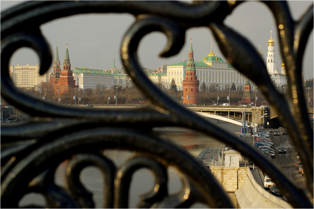 photo "a Glance Behind Iron Curtain" tags: travel, city, misc., Kremlin, Moscow, Moscow, cremlin, iron curtain, железный занавес