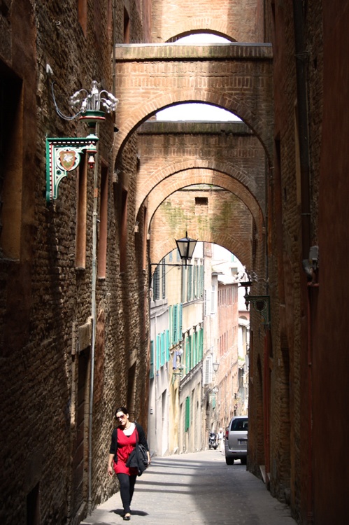 photo "small streets of Siena" tags: travel, Europe