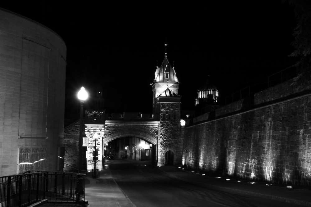 photo "Into the City" tags: architecture, black&white, landscape, 