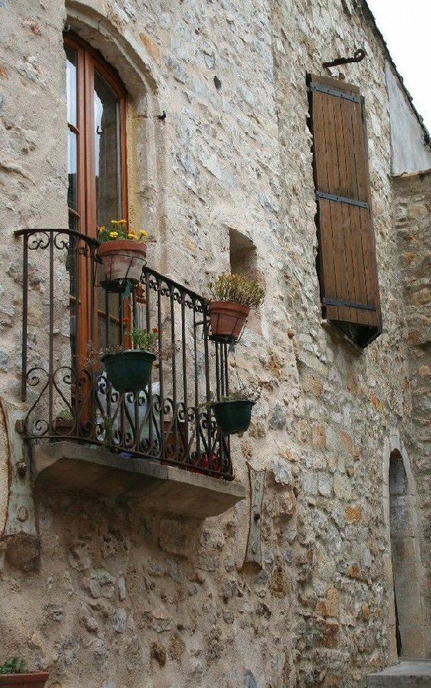 photo "St. Guilhem le desert, France: a corner" tags: architecture, landscape, 