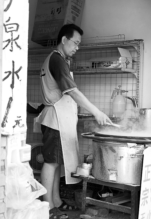 photo "Street cook in Beijing" tags: genre, black&white, 