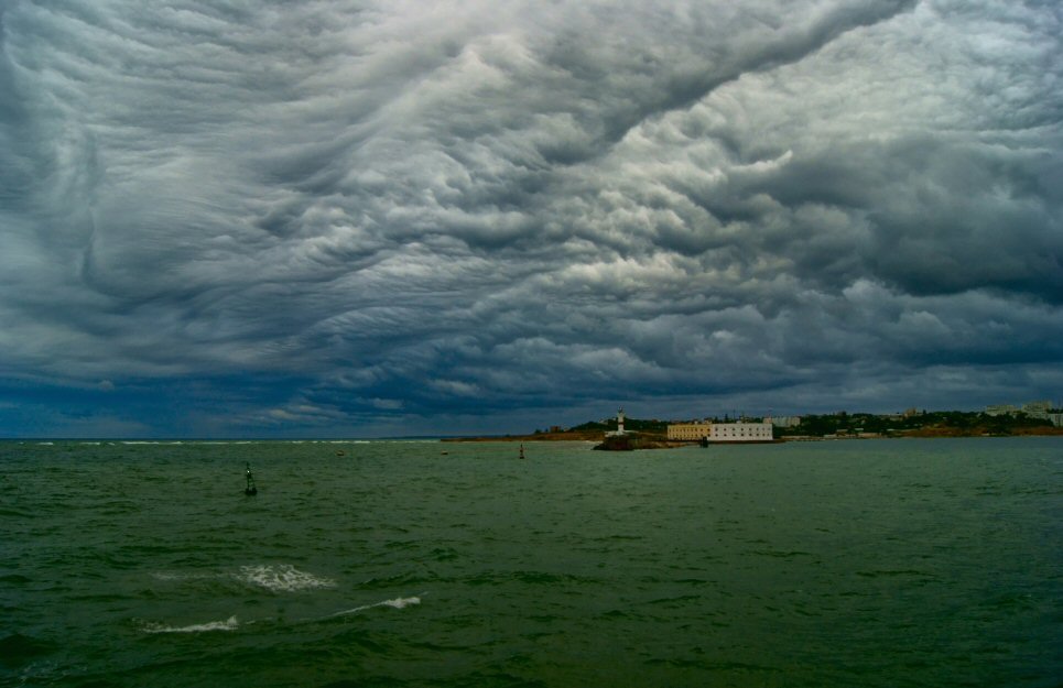 photo "Confusion preceding a storm" tags: landscape, clouds, water