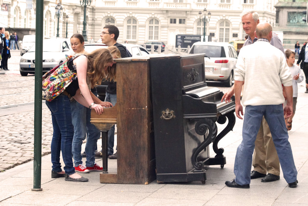 photo "Let's play piano in the street" tags: travel, misc., Europe