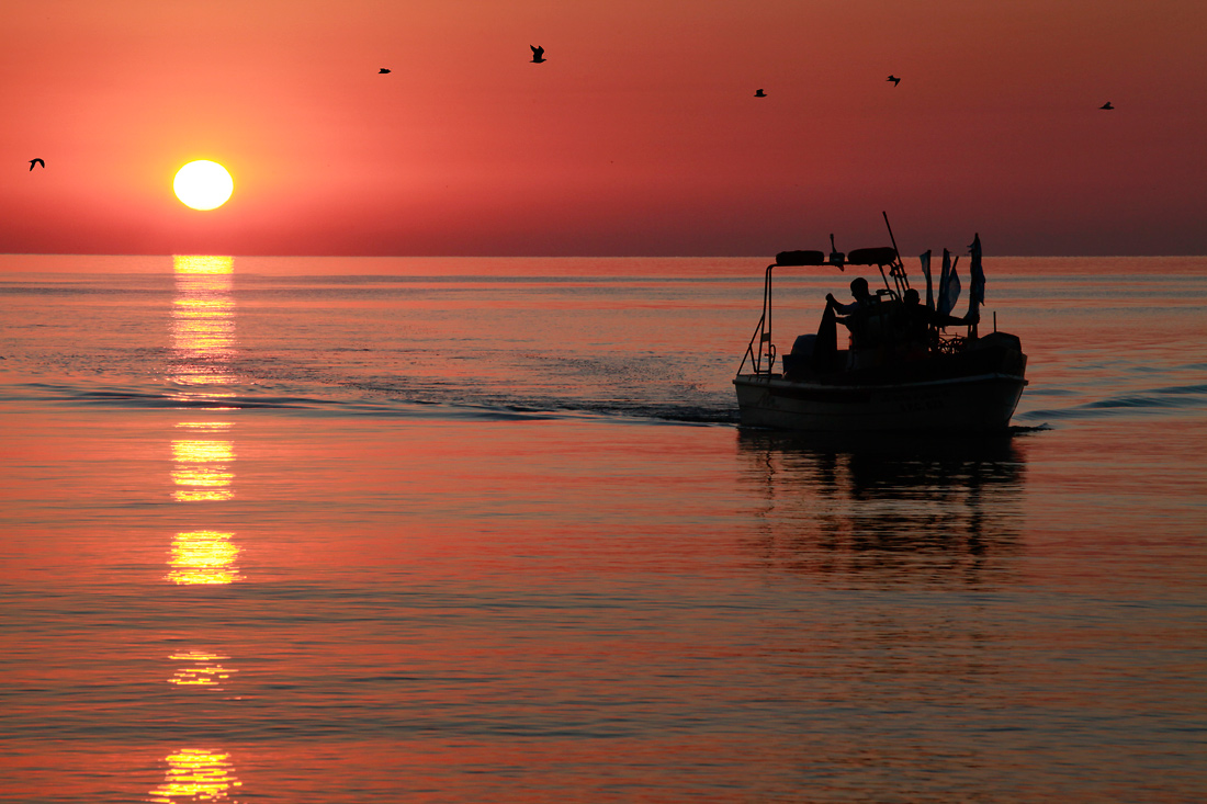 photo "fisherman's dawn" tags: landscape, sunset, water