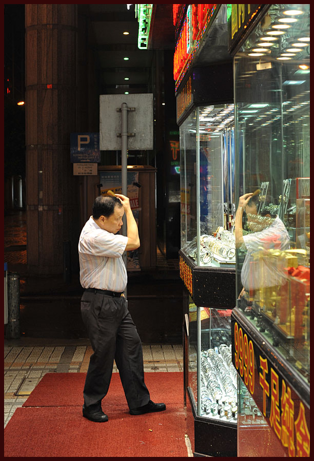 photo "Portrait-36-A man of combing his hair in the street" tags: portrait, reporting, man