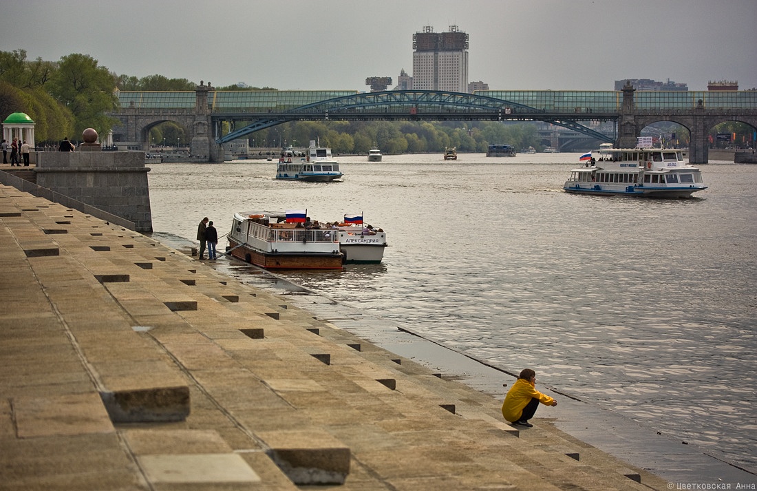 photo "***" tags: city, landscape, Moscow, bridge, building, river, ship, spring