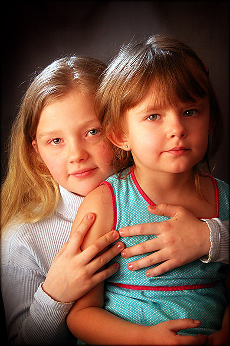 Сестренка автор. Дети сестер. Портрет сестру детский. Портретная фотосессия сестры. Детская для сестер.