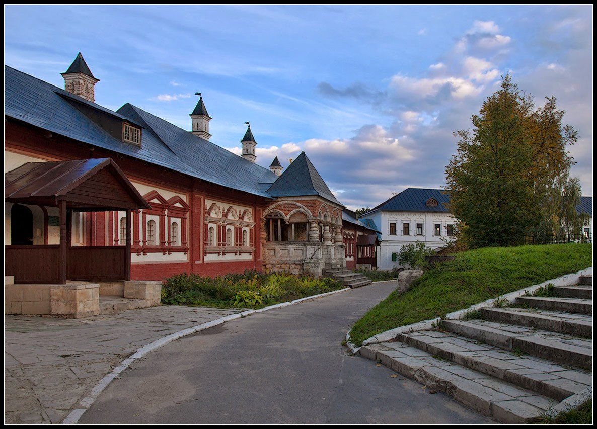 photo "in the monastery" tags: architecture, landscape, autumn