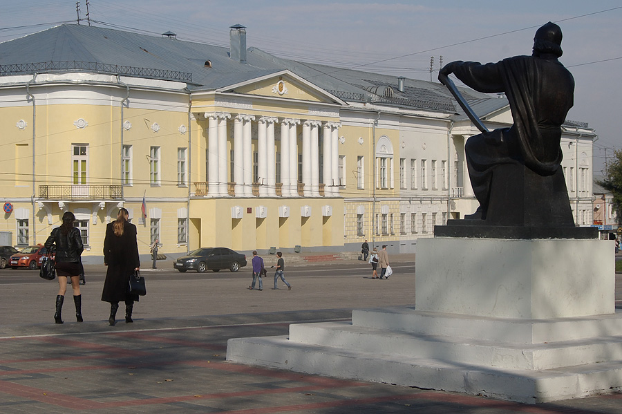 фото "Памятник Андрею Рублёву напротив Дома офицеров." метки: архитектура, город, пейзаж, 