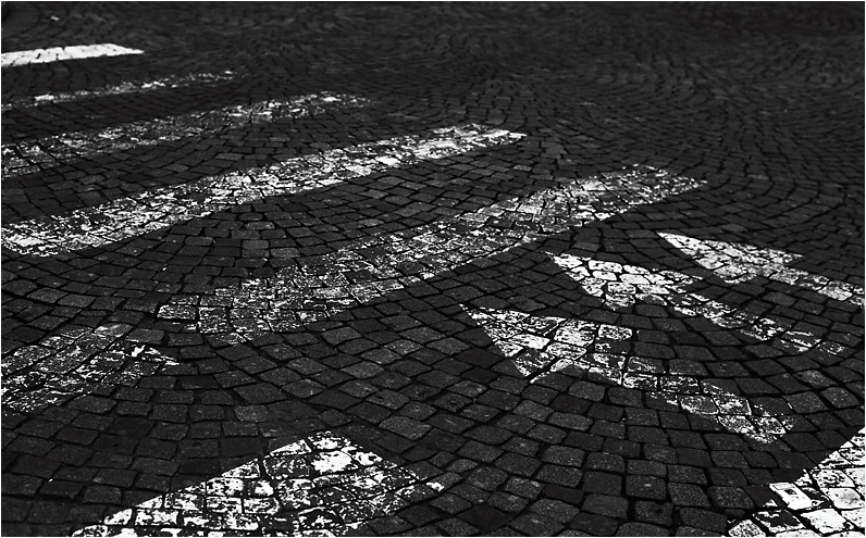 photo "The direction of movement" tags: abstract, black&white, 