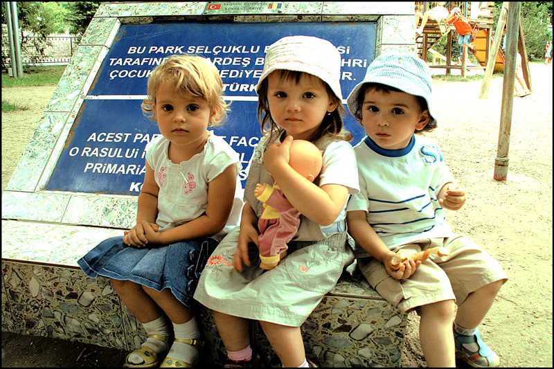 фото "Two girls and one boy / Две девочки и один мальчик" метки: репортаж, портрет, дети