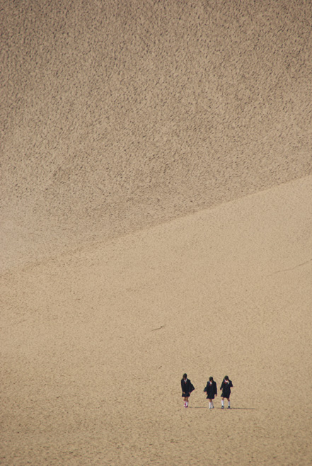 фото "Тоттори, Япония. Школьницы на дюне." метки: пейзаж, путешествия, Азия