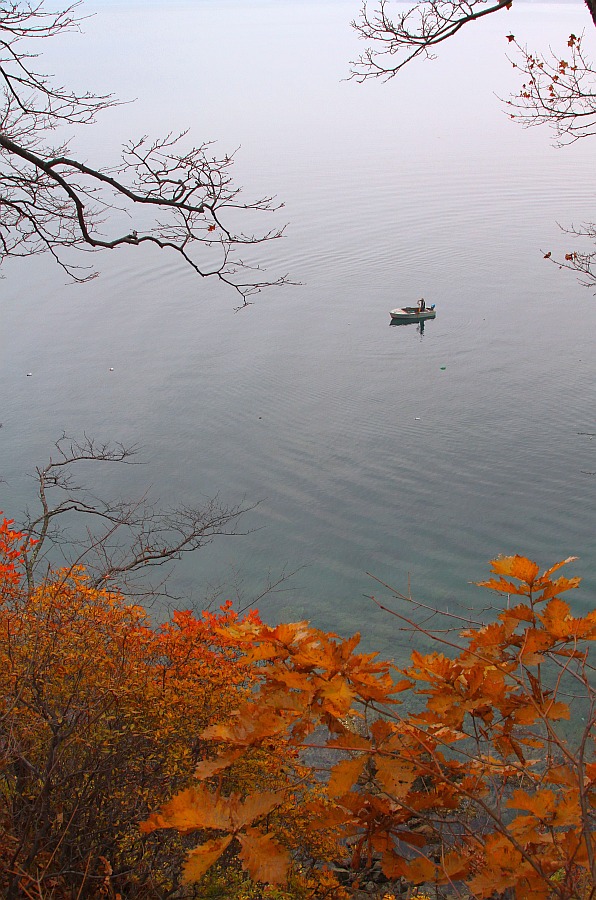 фото "Один в лодке и осень" метки: пейзаж, осень