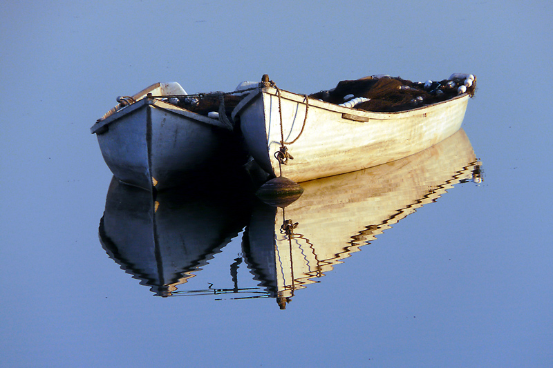 photo "Pending fishermen / В ожидании" tags: landscape, autumn, boats, lake, reflections, water