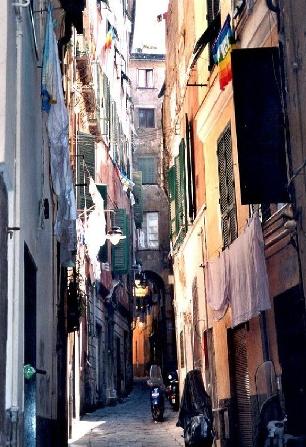 photo ""caruggi" of Genoa, in historical centre" tags: architecture, landscape, 