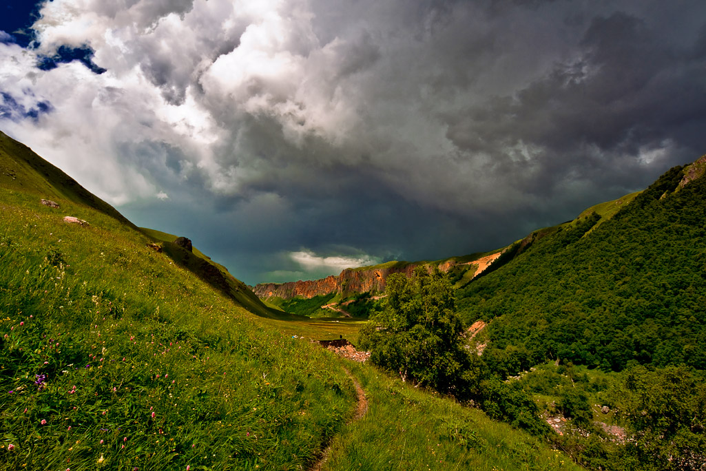 photo "The heart of a thunderstorm" tags: landscape, mountains
