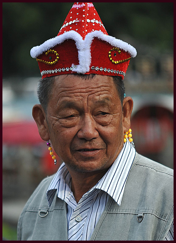 фото "Portrait-39-An elderly with princess hat" метки: портрет, мужчина