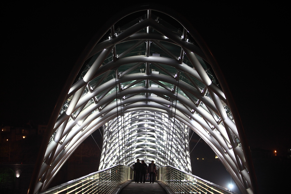 photo "Tbilisi Pedestrian Bridge" tags: architecture, city, landscape, 