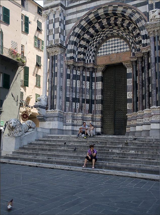 photo "On the steps of the cathedral in Genoa" tags: architecture, genre, landscape, 