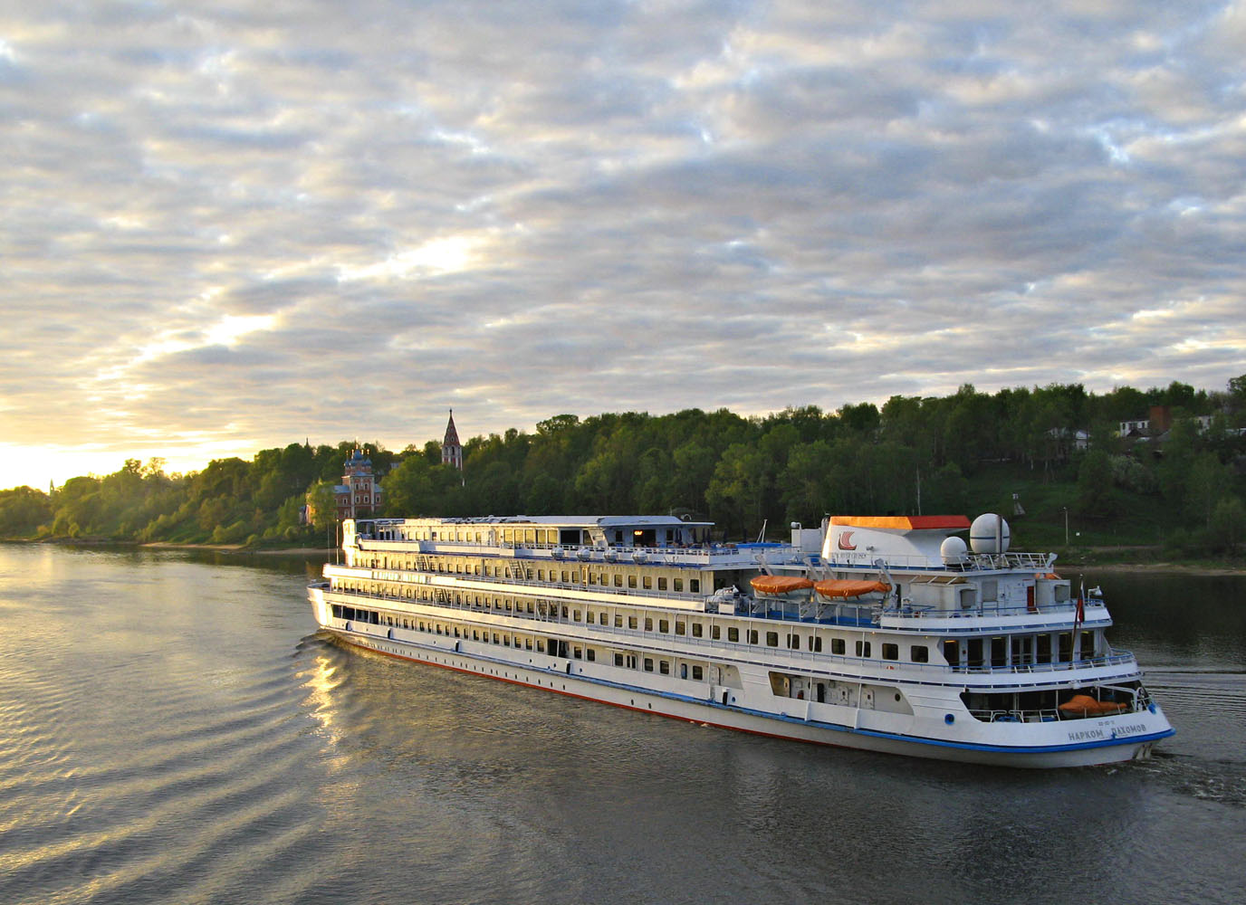 photo "White boat  in the city Tutaev" tags: landscape, travel, water