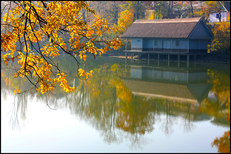 photo "Fisherman's house / Дом рыбака" tags: landscape, Bucharest, autumn, house, lake, water