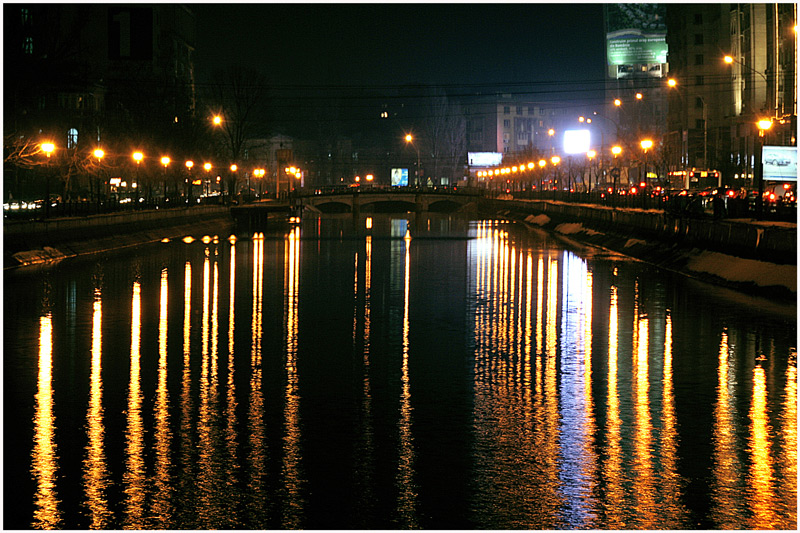 photo "Light organ / Светлый орган" tags: landscape, city, Bucharest, light, night, reflections, river