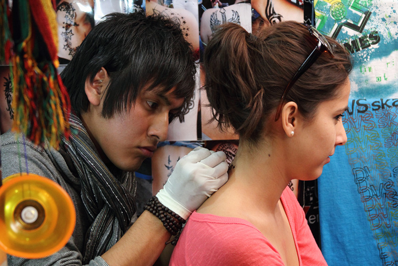 photo "Tatuandose" tags: reporting, portrait, 