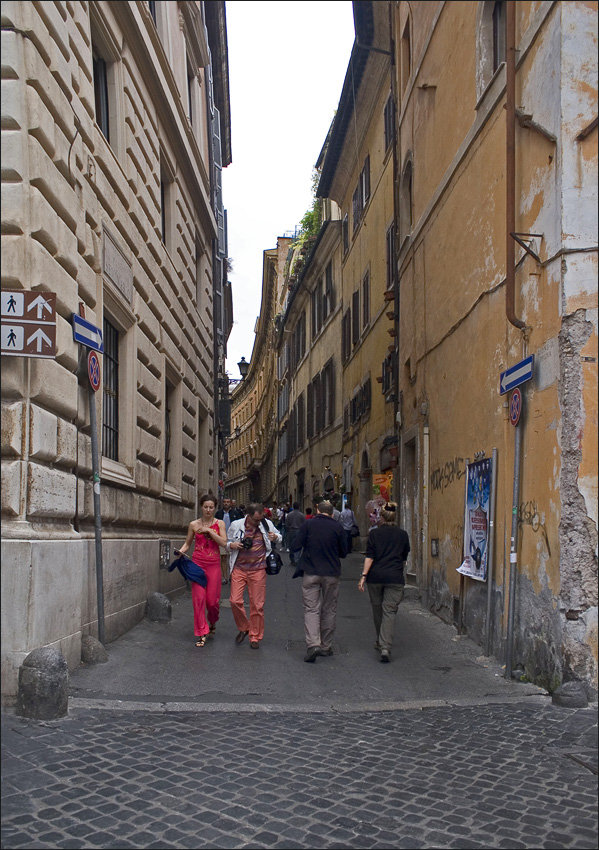 photo "a small street with great traffic" tags: architecture, travel, landscape, Europe