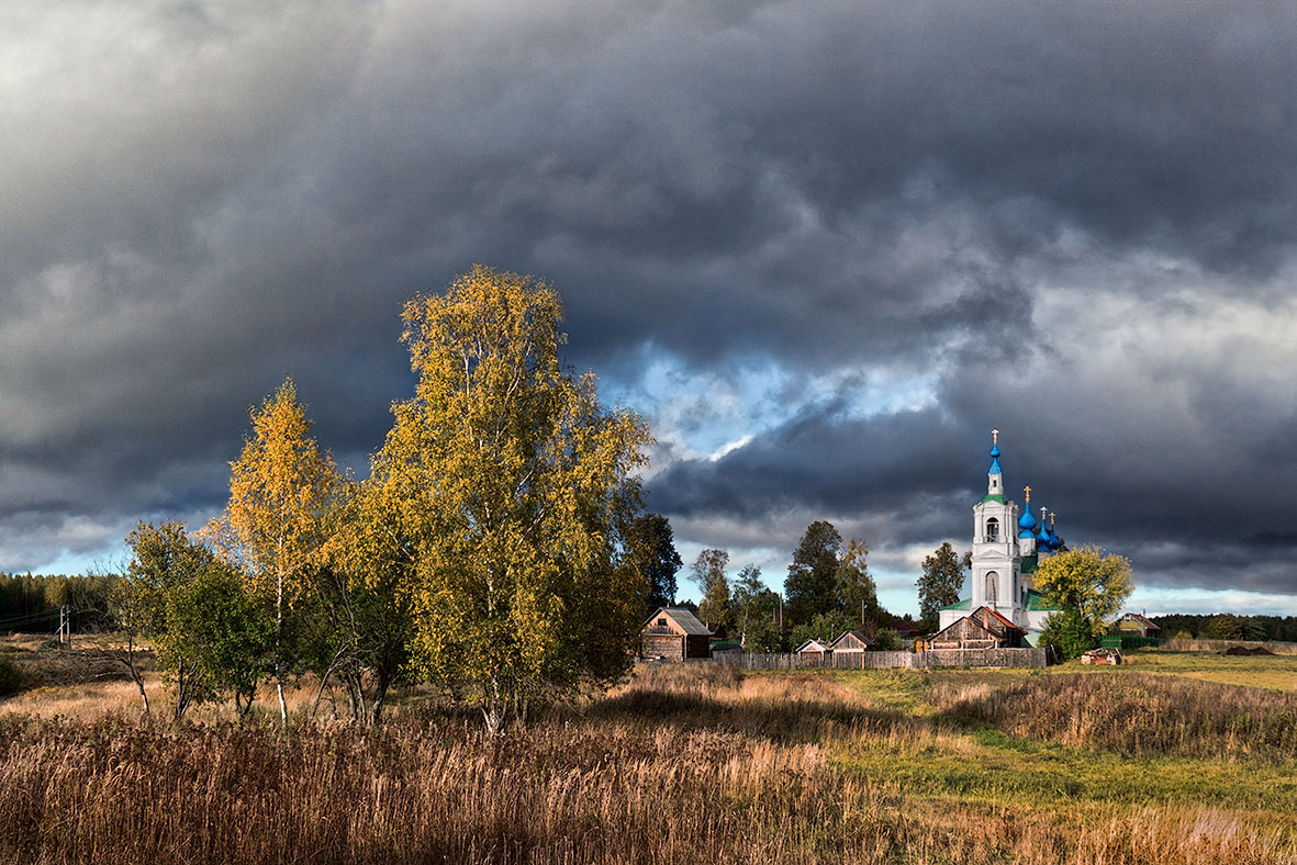 Родной край осенью. Рязань березы и храм. Церковь в деревне. Деревенский пейзаж с Церковью. Деревенский пейзаж с храмом.