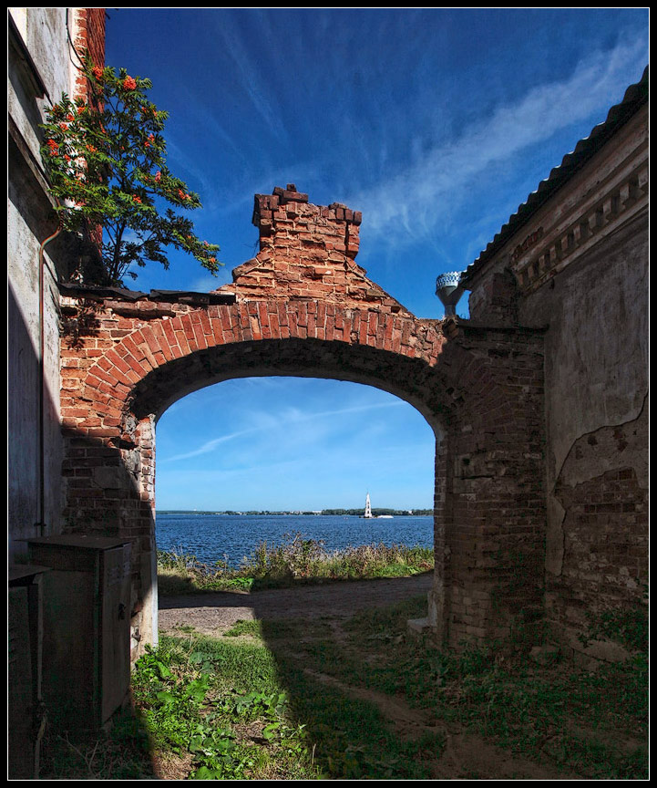 photo "Old yard" tags: architecture, city, landscape, 