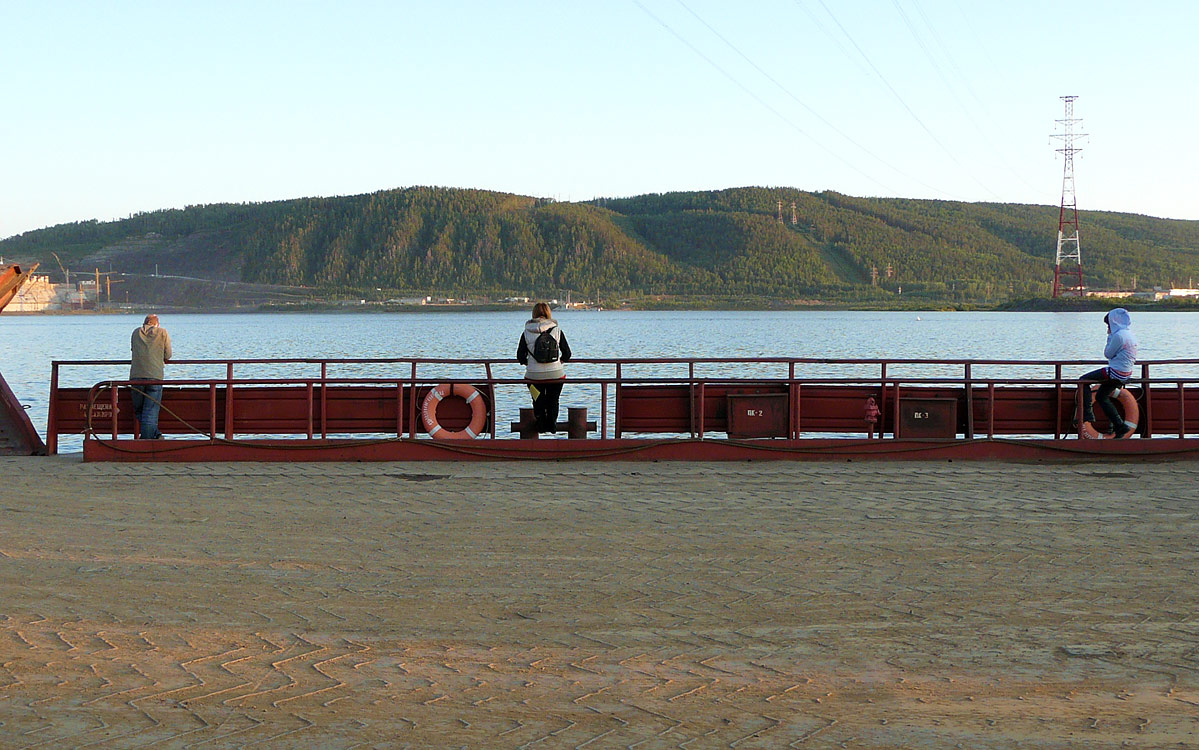 photo "three on a ferry" tags: genre, reporting, 