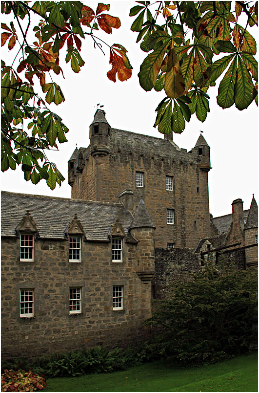 фото "Осенние каштаны в шекспировском Cawdor Castle" метки: архитектура, пейзаж, осень