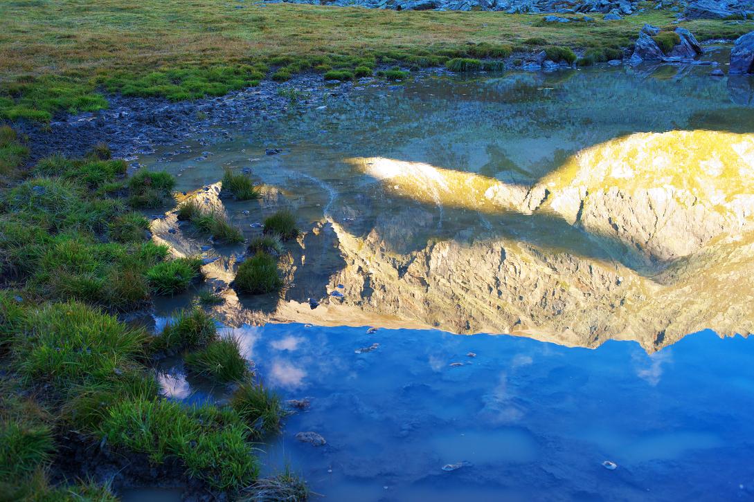 photo "Evening: edge of mountain lake" tags: landscape, mountains