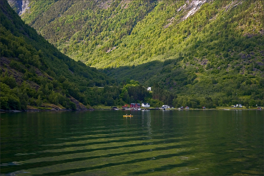 фото "пейзаж с желтой лодкой" метки: пейзаж, вода, горы