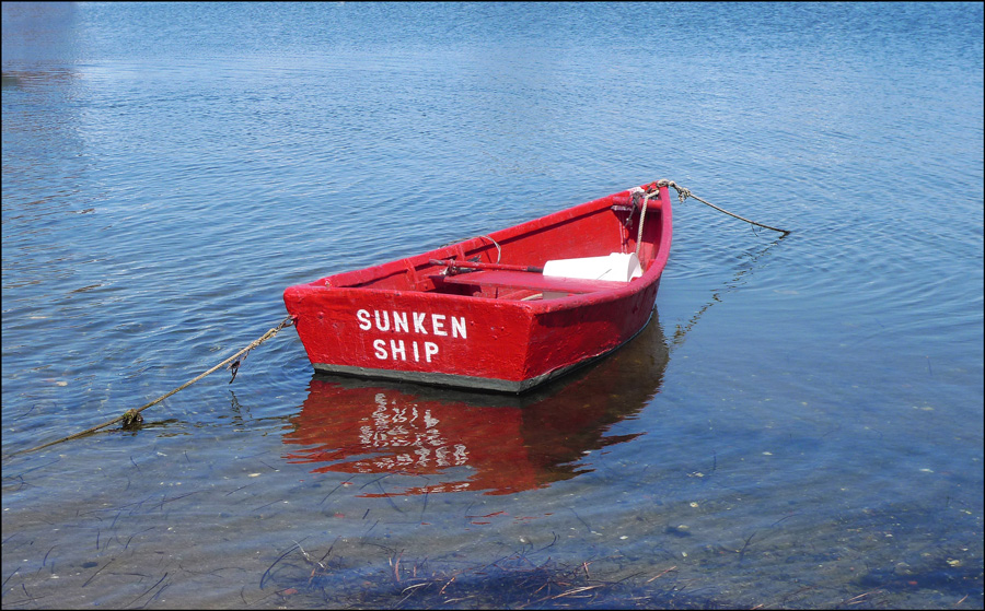 photo "A boat from the sunken ship" tags: misc., 