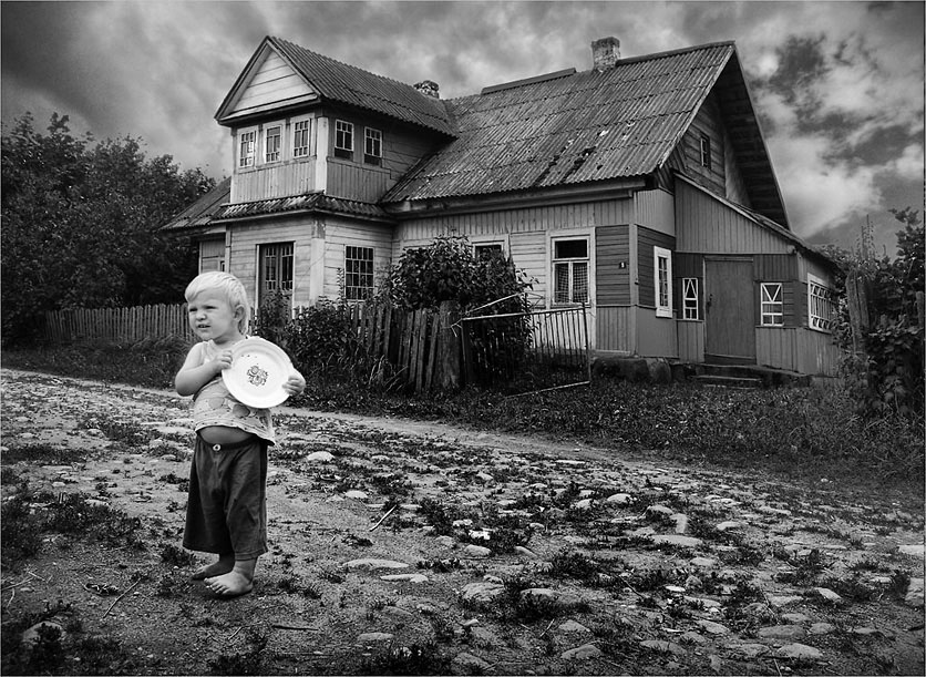 photo "A boy with a plate" tags: misc., black&white, 