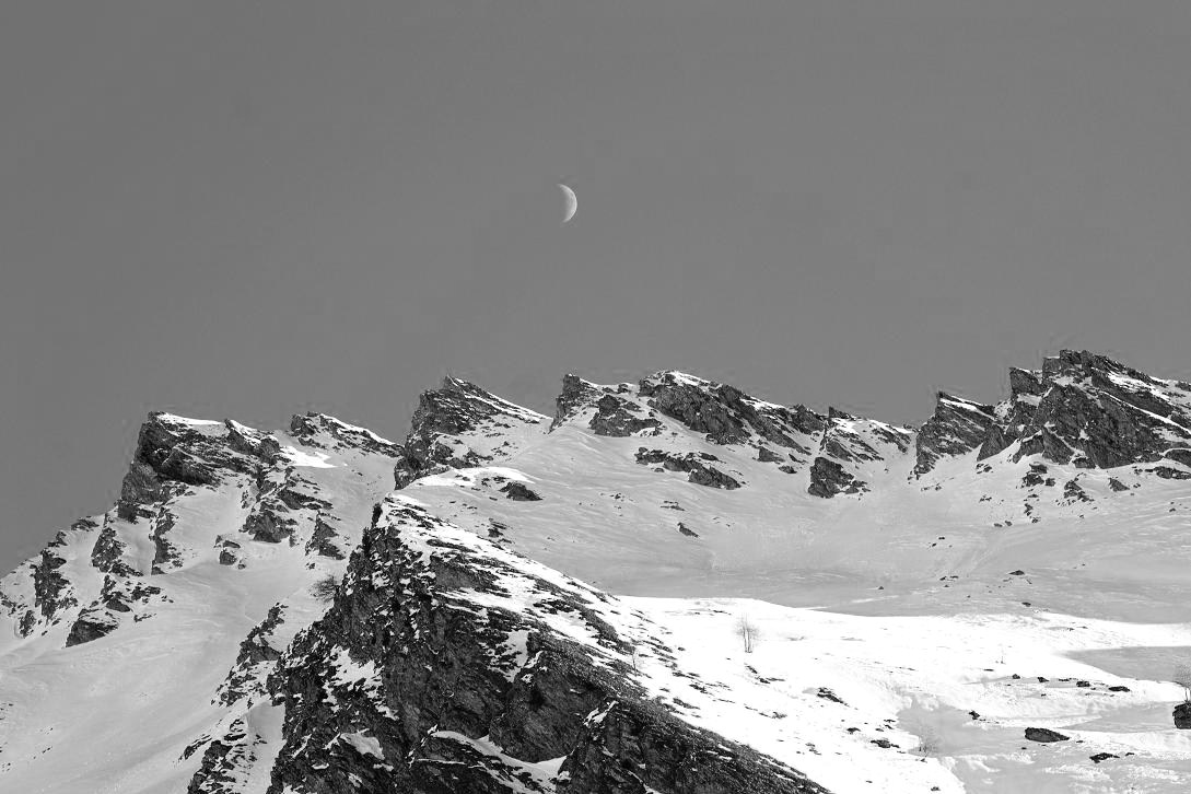 photo "and then the moon" tags: landscape, mountains