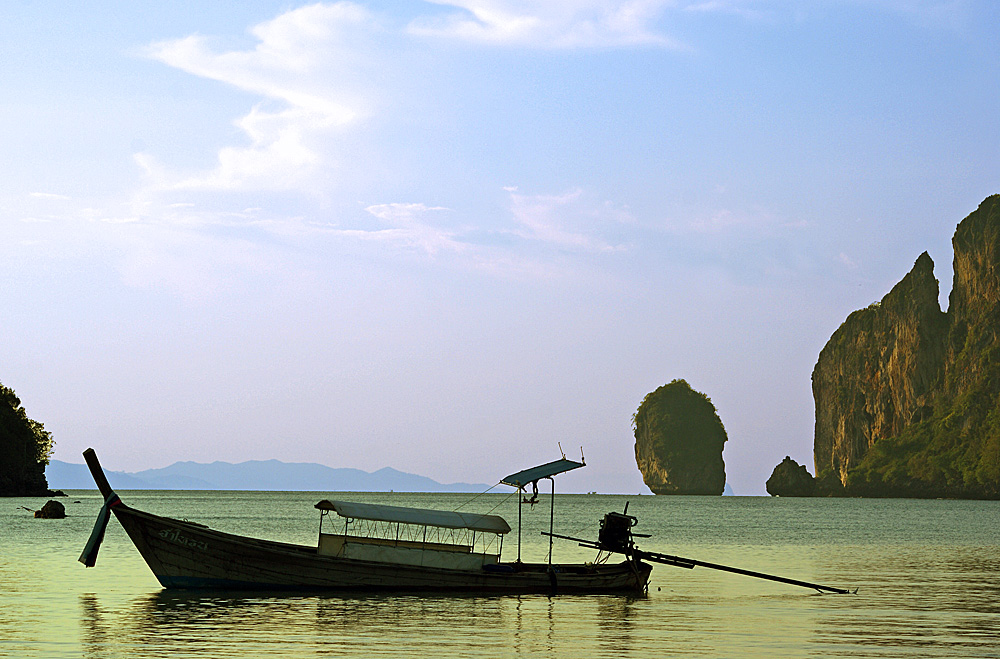 photo "пейзаж лодка море скалы" tags: landscape, travel, Asia
