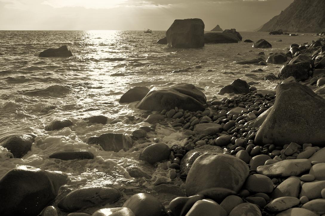 photo "Stones, sea, and the last sun" tags: landscape, black&white, summer