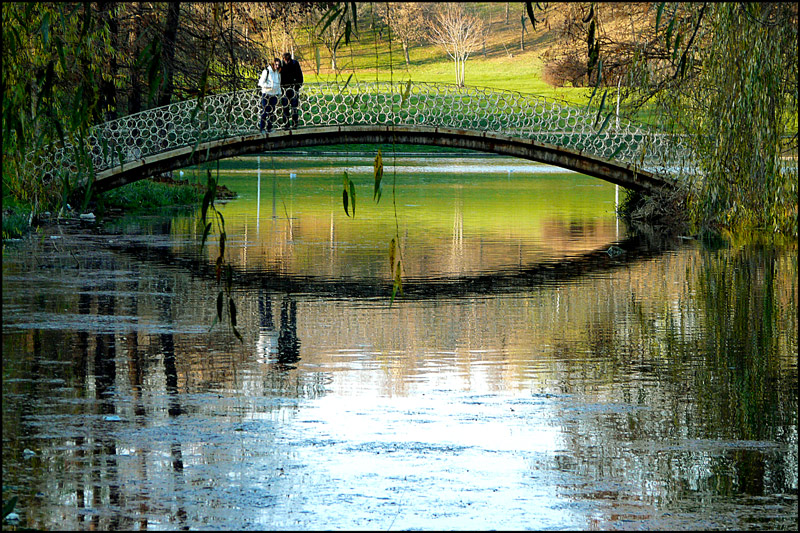 photo "Bridge lovers / Мост любителей" tags: landscape, autumn, bridge, lake, people, reflections