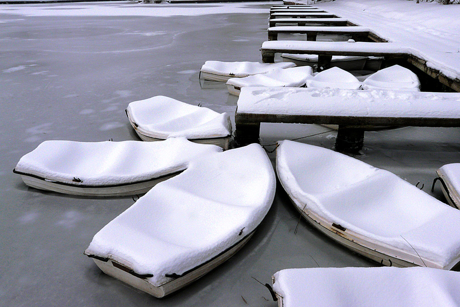 фото "Boats on the frozen lake" метки: пейзаж, Бухарест, вода, зима, лодки, озеро, снег