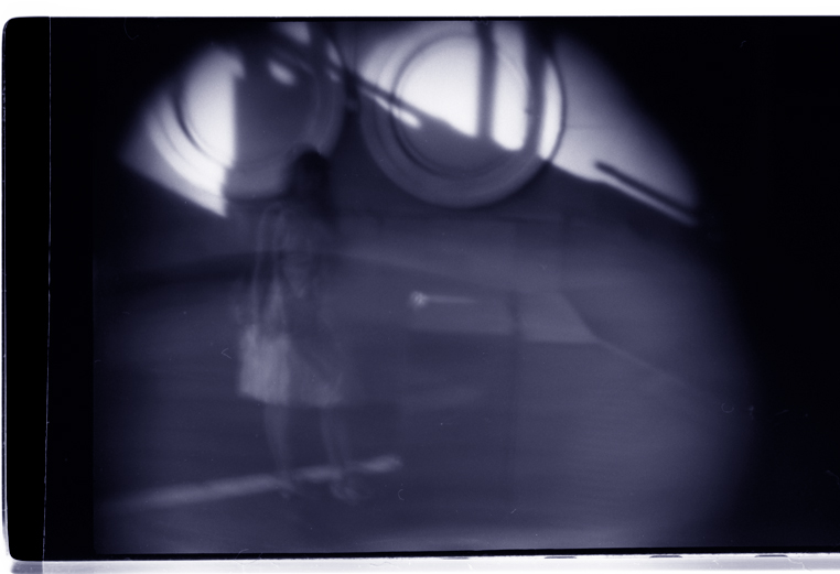 photo "Thumbelina and mole" tags: misc., black&white, 