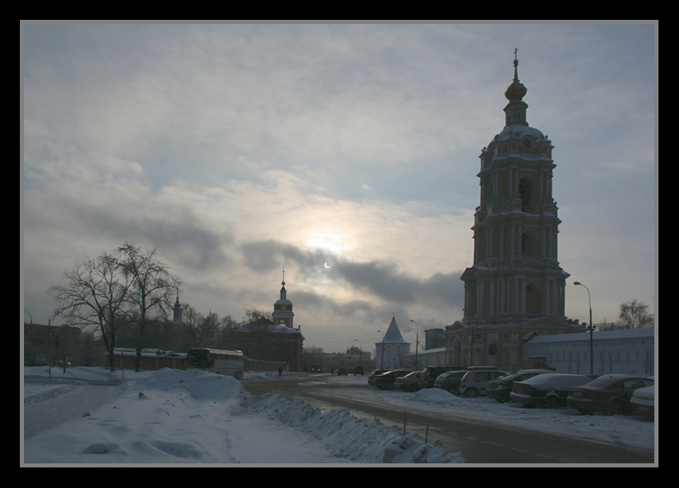 фото "Солнечное затмение у монастыря, два часа тому назад" метки: пейзаж, зима, облака