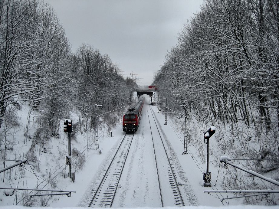 photo "White, black and red" tags: city, 