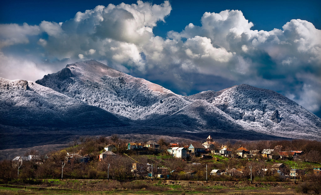 photo "Under the Mountain" tags: landscape, 