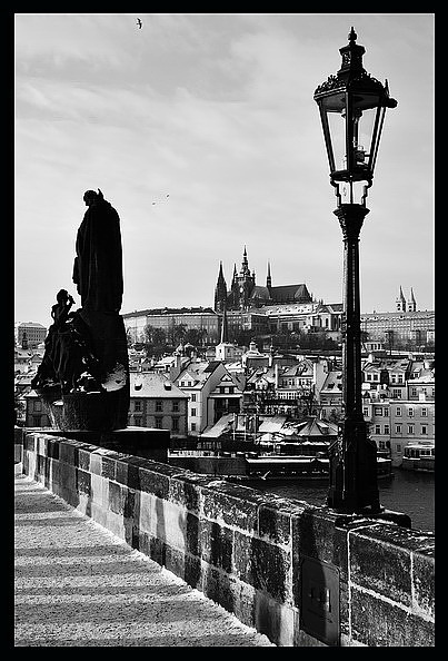 photo "Взгляд из Karlova моста" tags: architecture, black&white, landscape, 