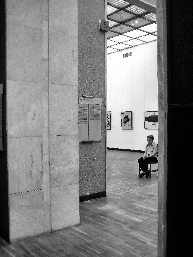 photo "Loneliness in the art hall" tags: black&white, genre, 