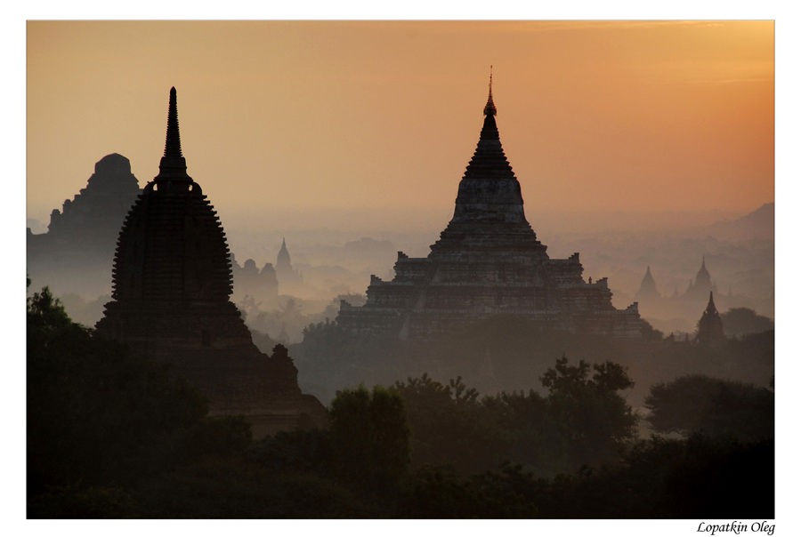 photo "All the magic of Bagan at sunrise time..." tags: architecture, travel, landscape, Asia