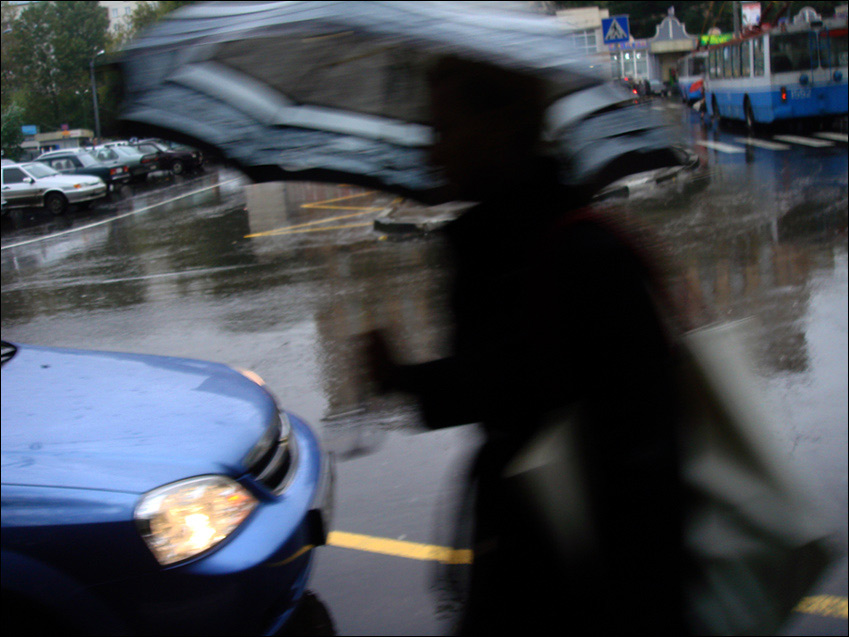 photo "the girl from a rain" tags: street, city, misc., 