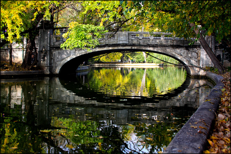 photo "Autumn Eye / Осенний Глаз" tags: landscape, city, Bucharest, autumn, bridge, lake, parks, reflections, trees